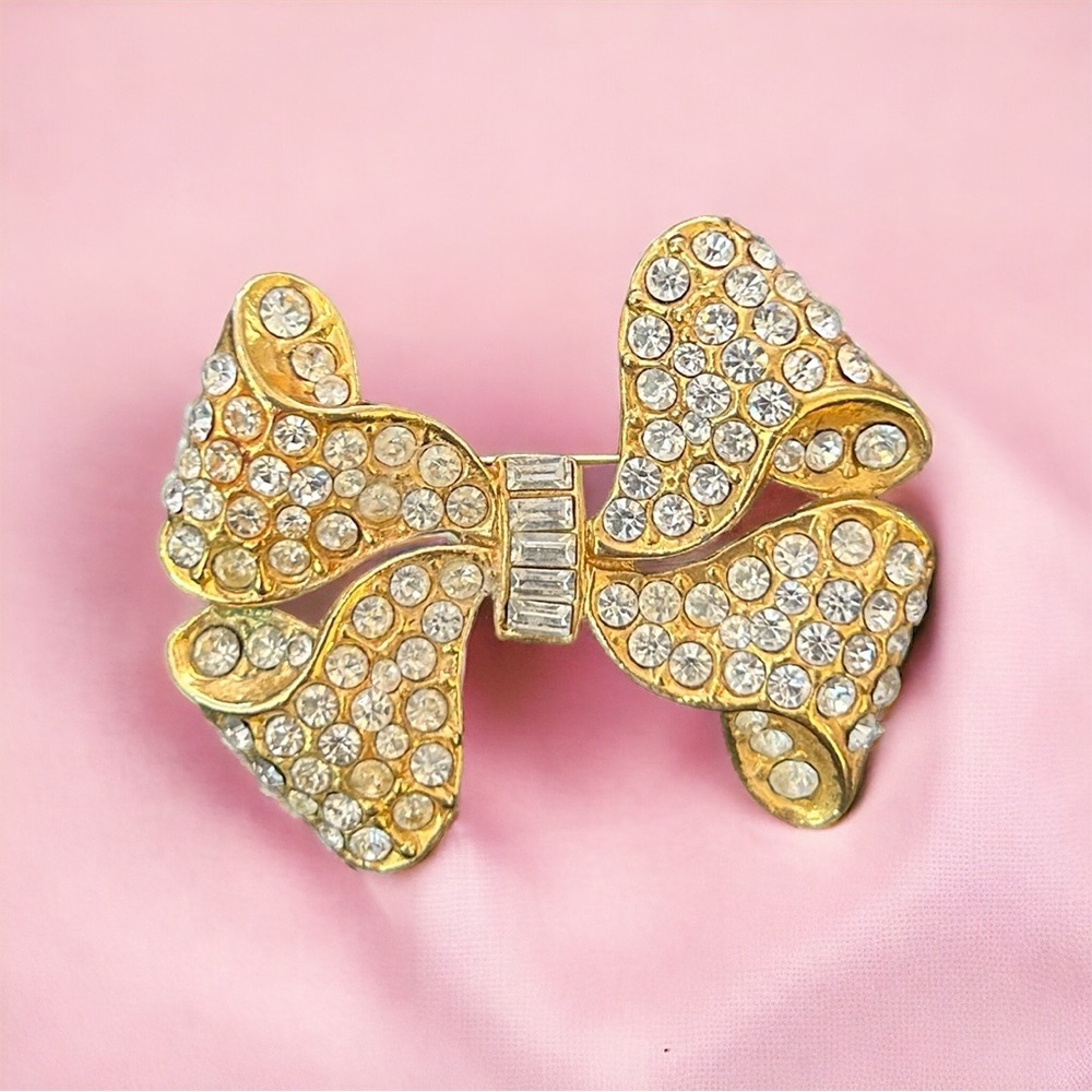 Vintage White Rhinestone Gold Tone Brooch.